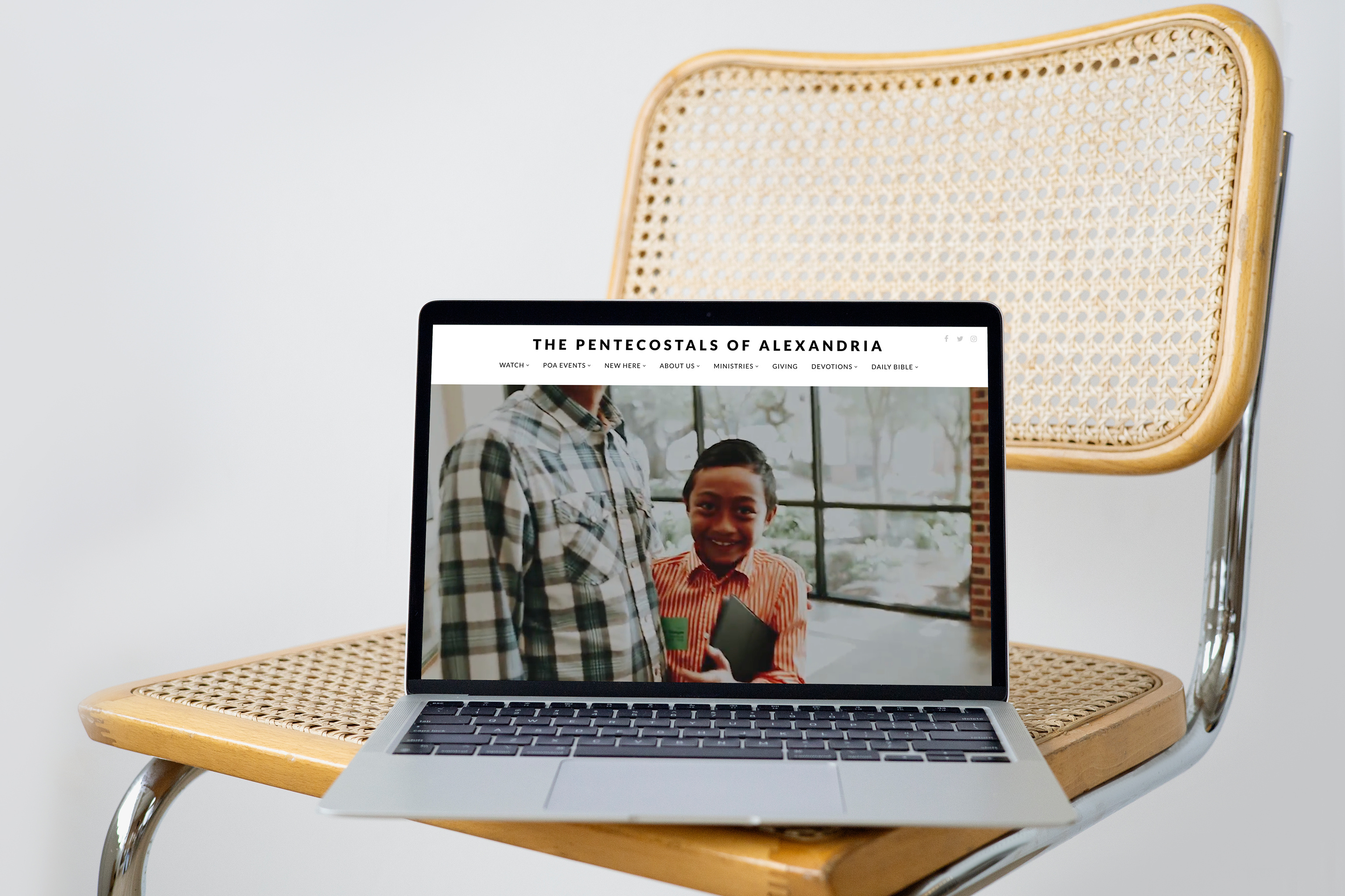 mockuuups-macbook-mockup-on-a-chair