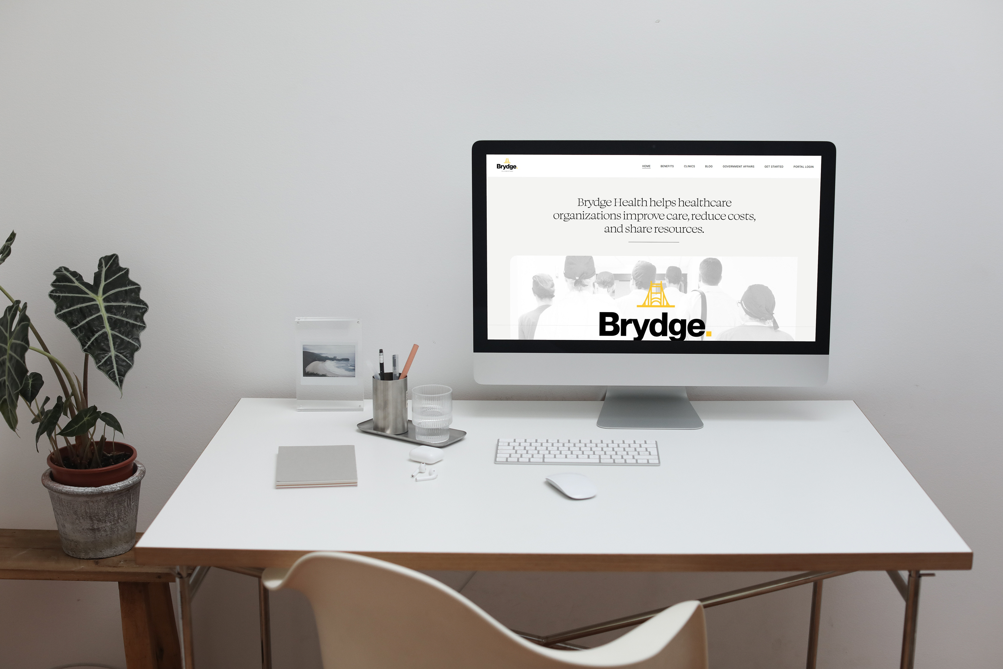 mockuuups-imac-mockup-on-a-white-table-with-a-flower-pot-by-the-side